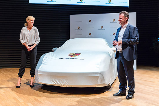  Schauspielerin Melanie Marschke (SOKO Leipzig) und Gastgeber Gerd Rupp, dem Geschäftsführer von Porsche Leipzig @Empfang in Vorbereitung auf den Leipziger Opernball bei der Porsche Leipzig GmbH am 05.09.2017 ©Fotos: Marco Prosch für Porsche