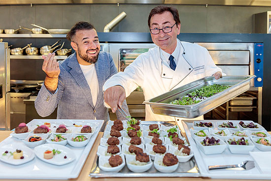 Moskauer Sternekoch Vladimir Mukhin (L) und der Leiter der Porsche Gastronomie Leipzig Norbert Ritzmann (R) beim Empfang in Vorbereitung auf den Leipziger Opernball bei der Porsche Leipzig GmbH am 05.09.2017  ©Fotos: Marco Prosch für Porsche